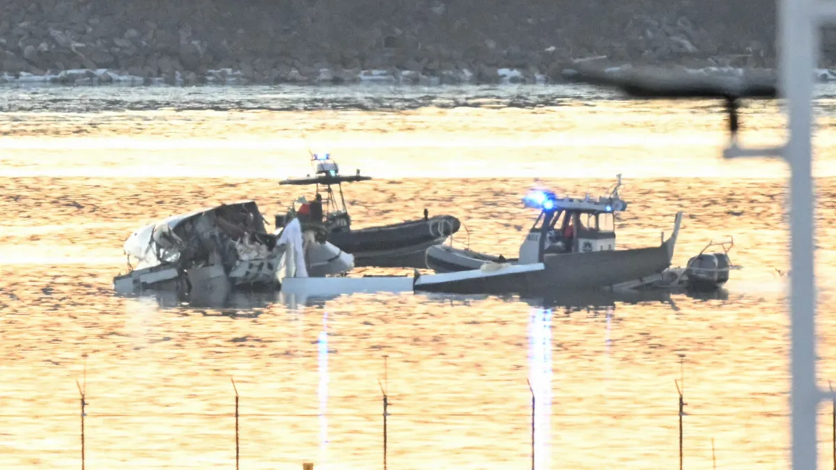 Plane and helicopter crash in Potomac River